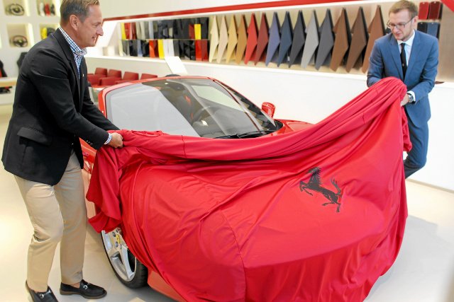 Bogdan Pietrzak ( po lewej ) przejął interesy Ferrari w Polsce. Wcześniej był znany jako dealer wcale nie luksusowych Renault i Dacii