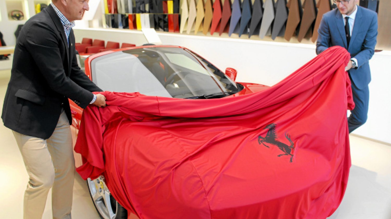 Bogdan Pietrzak ( po lewej ) przejął interesy Ferrari w Polsce. Wcześniej był znany jako dealer wcale nie luksusowych Renault i Dacii