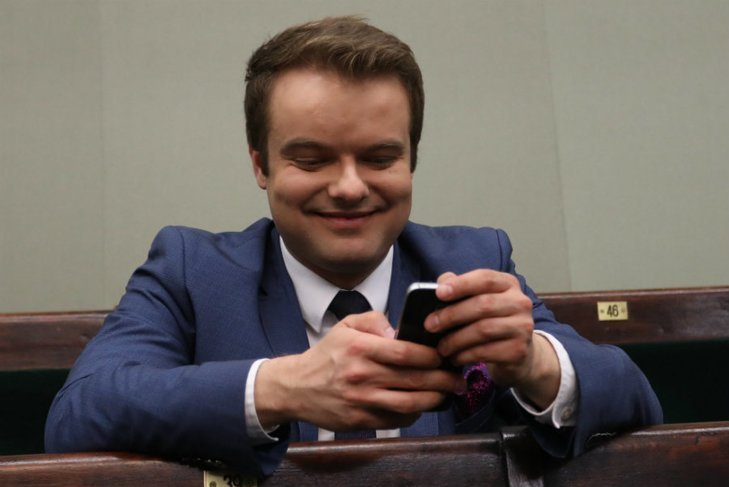 Rafał Bochenek pochwalił Andrzeja Dudę za niskie ceny paliw.