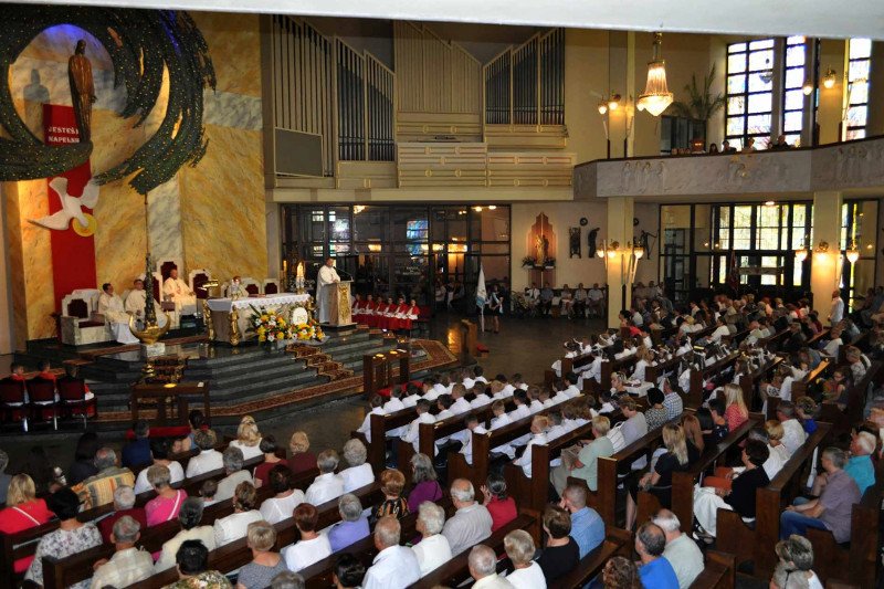 Ksiądz proboszcz w swoich kazaniach nie unika tematów politycznych. Jego brat jest lokalnym działaczem PiS.