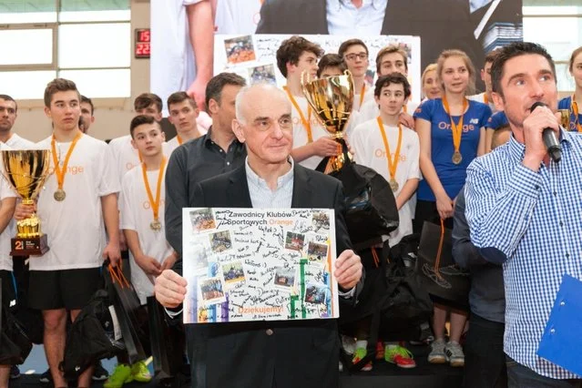 Zdobywcy Pucharu Orange. Na pierwszym planie Bruno Duthoit, prezes Orange Polska, organizatora zawodów i twórcy programu Kluby Sportowe Orange