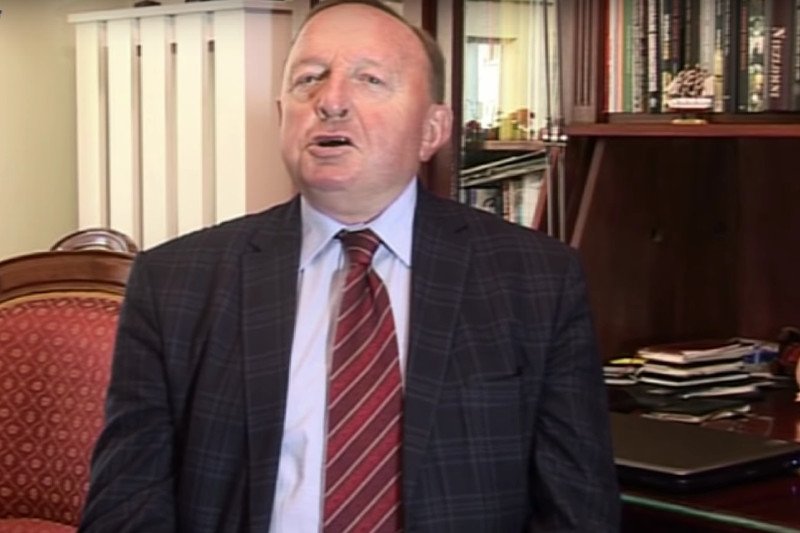 Stanisław Michalkiewicz porównał 13-letnią ofiarę księdza pedofila do prostytutek. Poszkodowana zamierza go pozwać za te słowa.