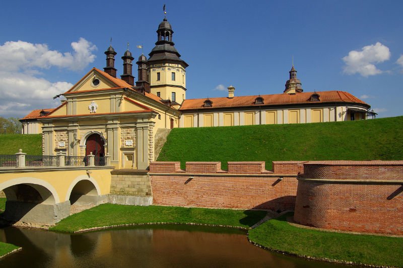 Zamek Radziwiłłów w Nieświeżu został w ostatnich latach odremontowany i jest dziś jedną z największych atrakcji turystycznych na Białorusi.