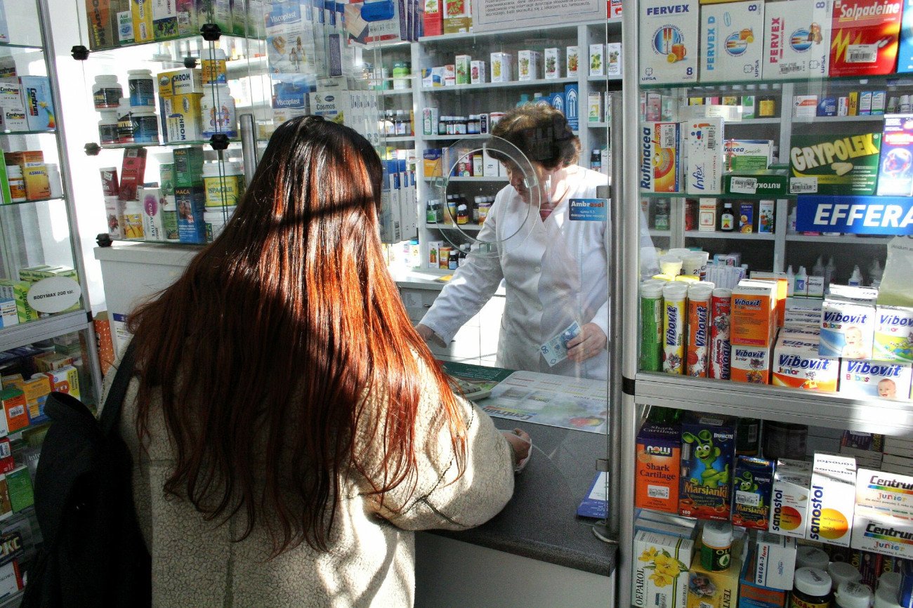Polacy coraz częściej sięgają po leki na ból głowy. Farmaceuci ostrzegają przed skutkami nadużywania takich leków.