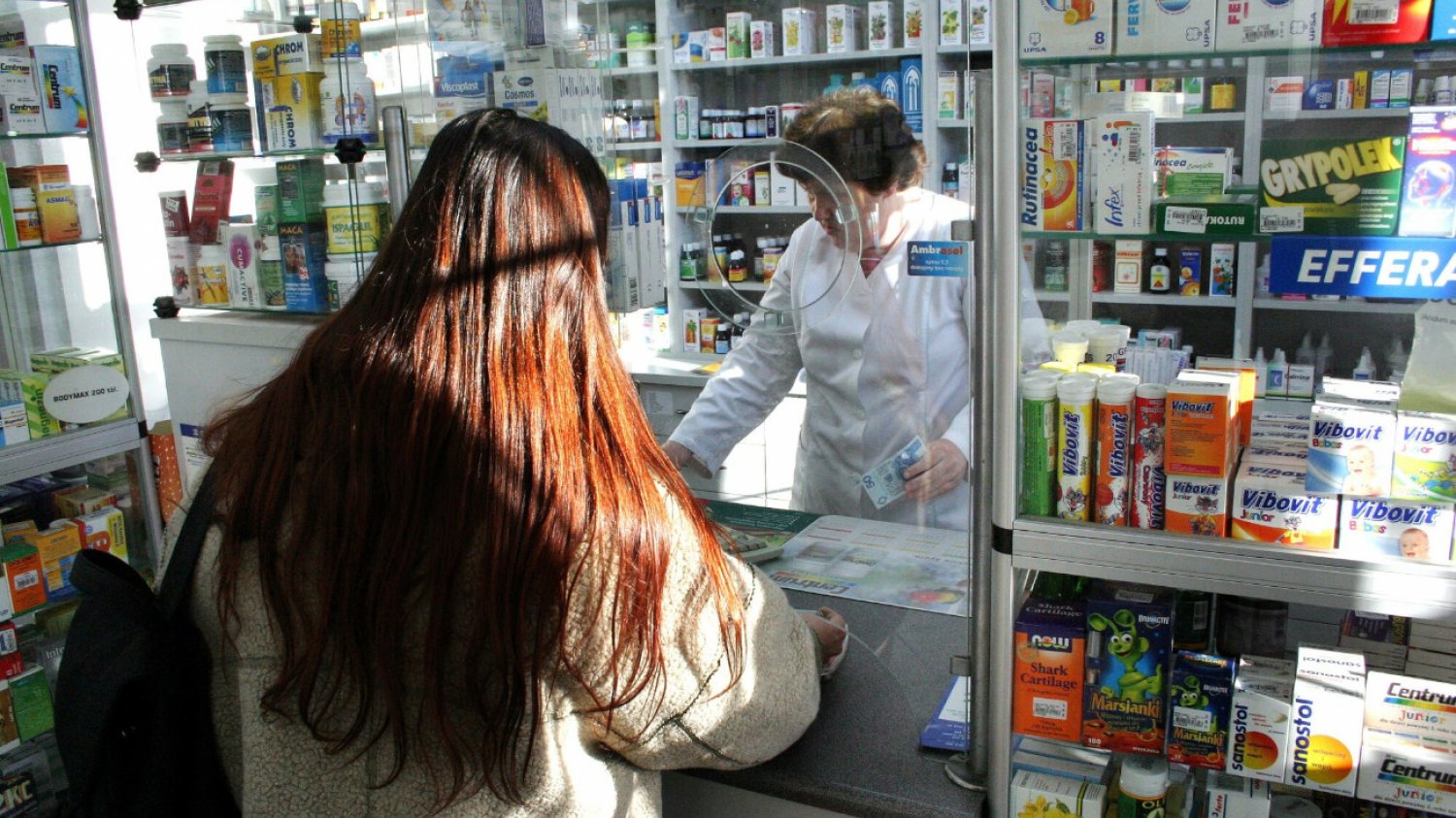 Polacy coraz częściej sięgają po leki na ból głowy. Farmaceuci ostrzegają przed skutkami nadużywania takich leków.