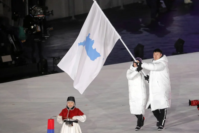 Koreańczycy wnoszący wspólną flagę na Ceremonii Otwarcia Zimowych Igrzysk Olimpijskich w Pjongczangu.