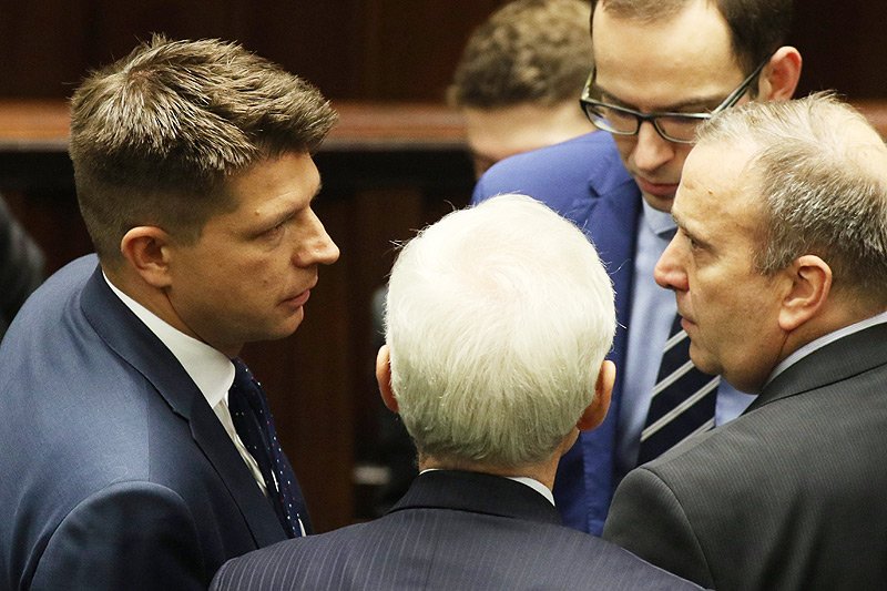 Notowania Nowoczesnej lecą na łeb na szyję, a Ryszard Petru zniknął. Teraz okazuje się, że zmusiły go do tego problemy ze zdrowiem.