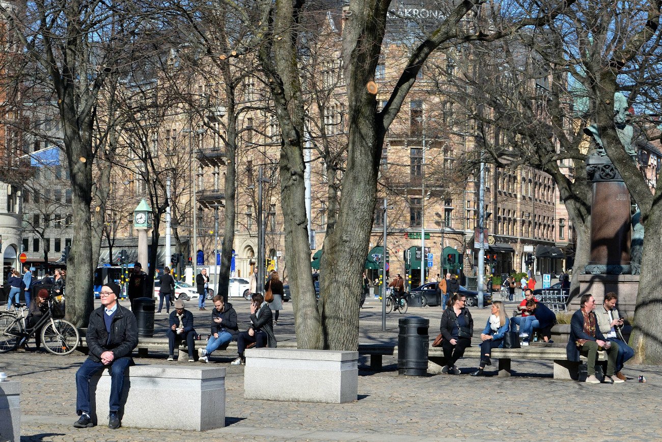 Wiosną, gdy w całej Europie obowiązywały obostrzenia, w Szwecji życie toczyło się normalnie. Jak jest podczas czwartej fali?