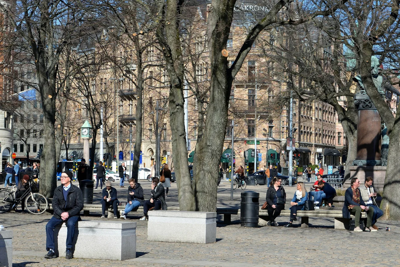 Wiosną, gdy w całej Europie obowiązywały obostrzenia, w Szwecji życie toczyło się normalnie. Jak jest podczas czwartej fali?