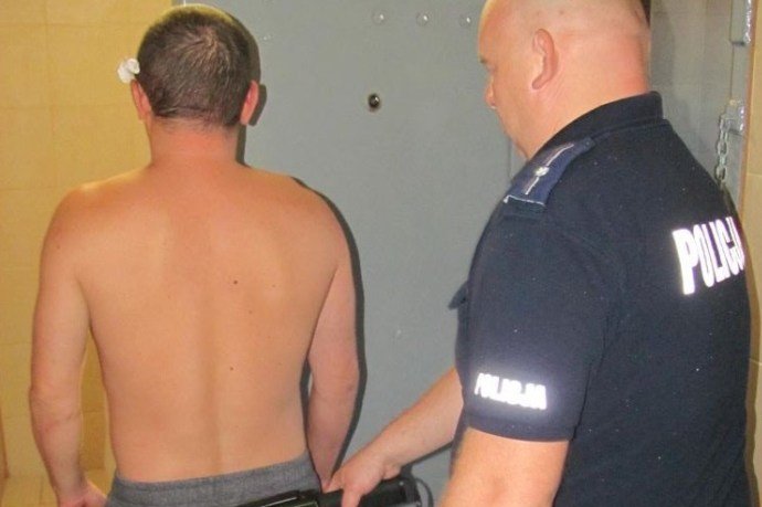 37-latek z Grodziska Mazowieckiego wezwał karetkę i rzucił się z nożem na ratowników.