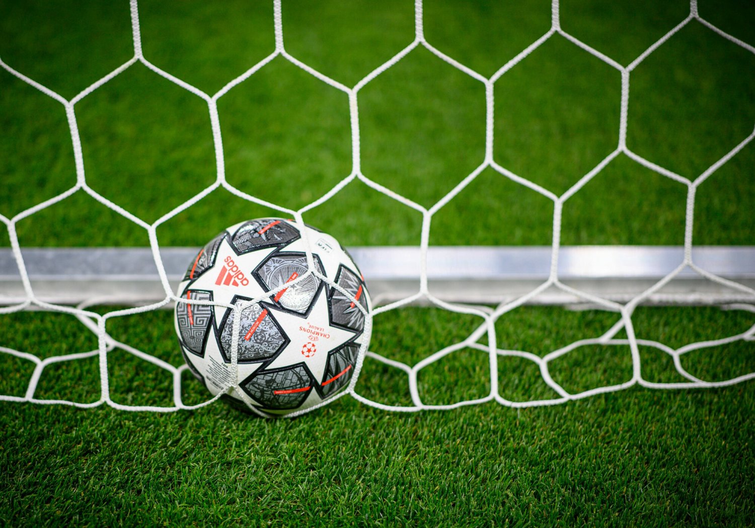 Jedenaście ekip ma już awans do fazy pucharowej Ligi Mistrzów, jedenaście wciąż jest w grze