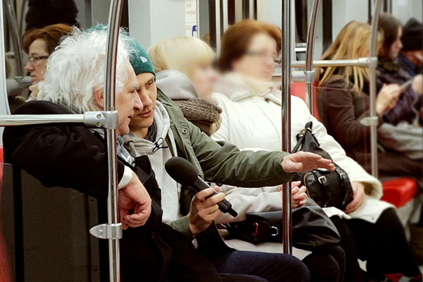 Znaleźliśmy podejrzany pakunek w warszawskim metrze. Reakcja ludzi? Żadna. "Widział pan u nas jakiegoś Araba?"