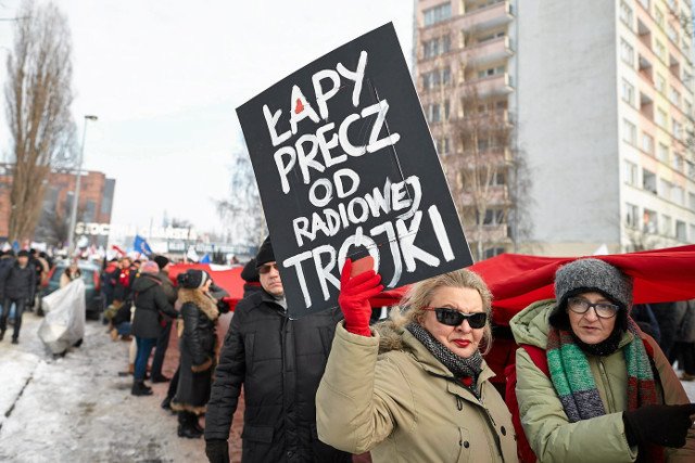 Słuchacze w obronie swojego radia.