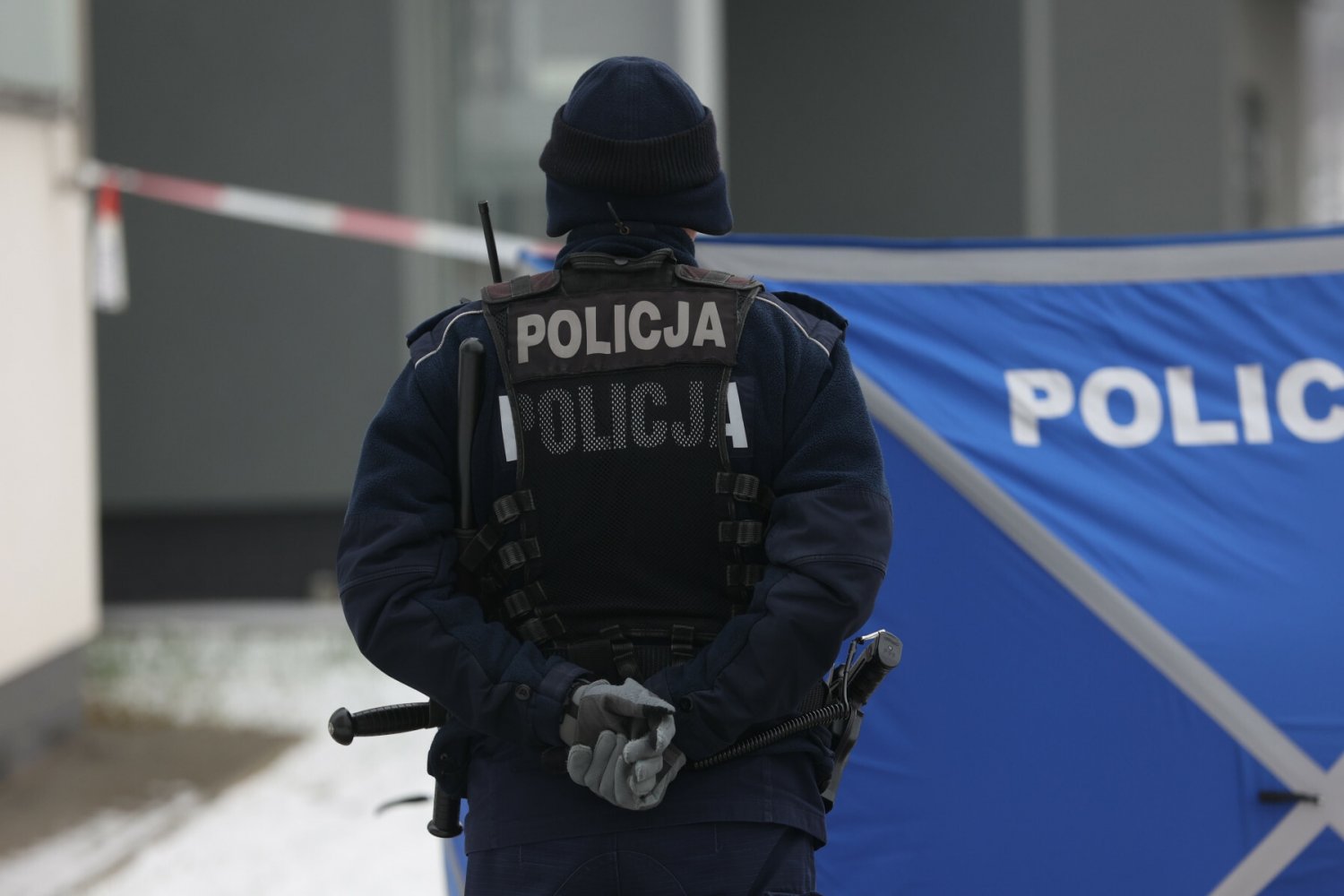 Policja przy pracy na miejscu zbrodni. Zdjęcie ilustracyjne.