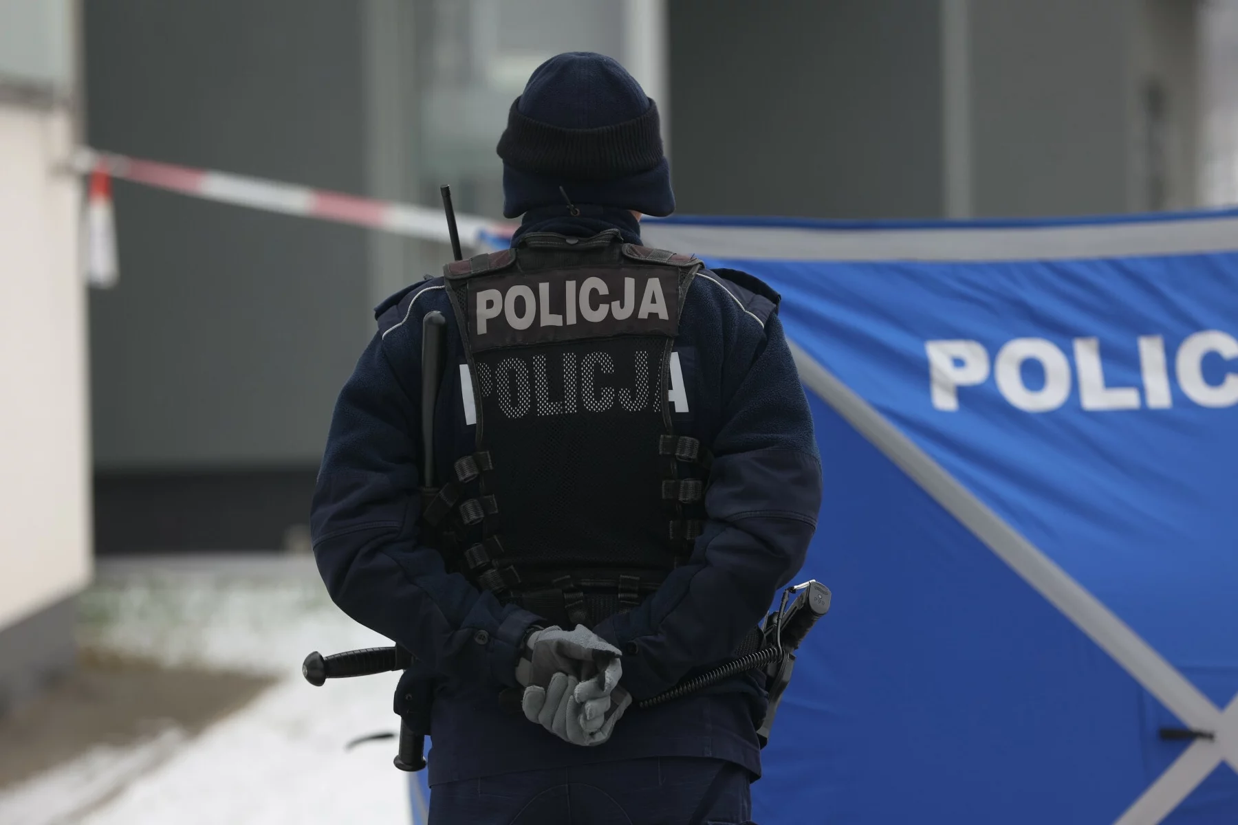 Policja przy pracy na miejscu zbrodni. Zdjęcie ilustracyjne.