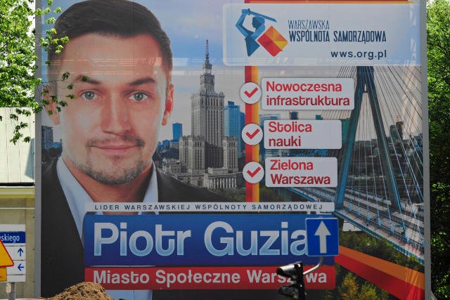 Plakat polecający warszawiakom kandydaturę Piotra Guziała