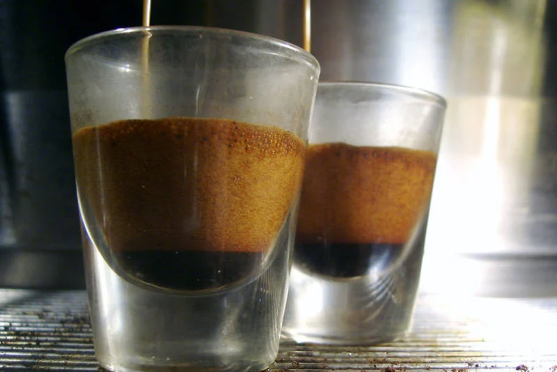 Espresso Włosi i Francuzi piją nawet po kolacji - poprawia trawienie podobnie jak kieliszek czerwonego wina
