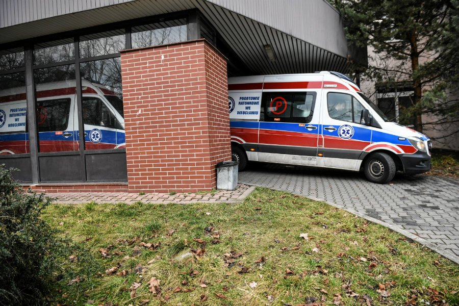 Posłowie dostali nocne SMS-y ws. nadzwyczajnego posiedzenia komisji zdrowia ws. koronawirusa.