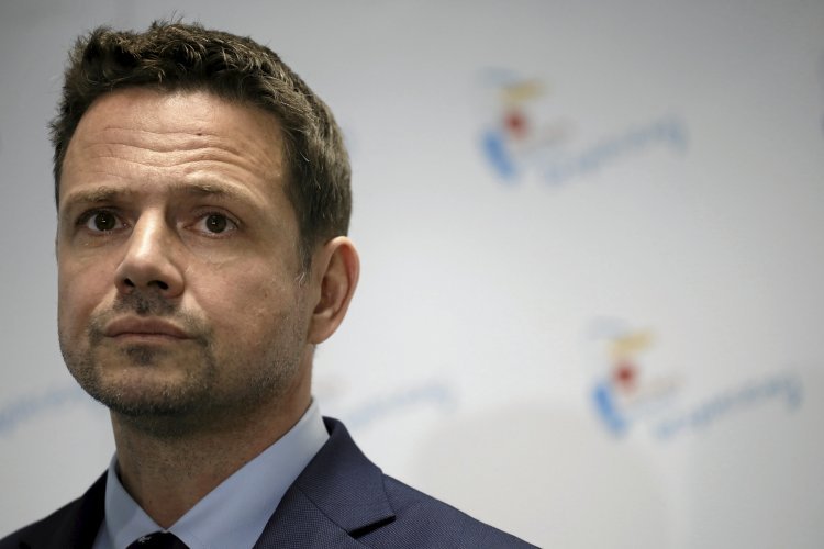 Rafał Trzaskowski przypomniał Mateuszowi Morawieckiemu słowa z lipca o tym, że nie trzeba bać się koronawirusa.