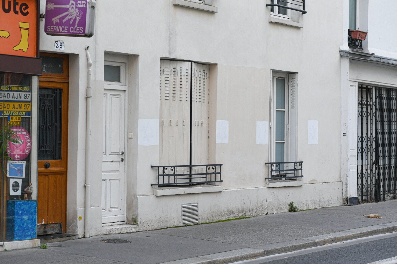 Zamalowane ślady po graffiti z gwiazdami Dawida na paryskich kamienicach.