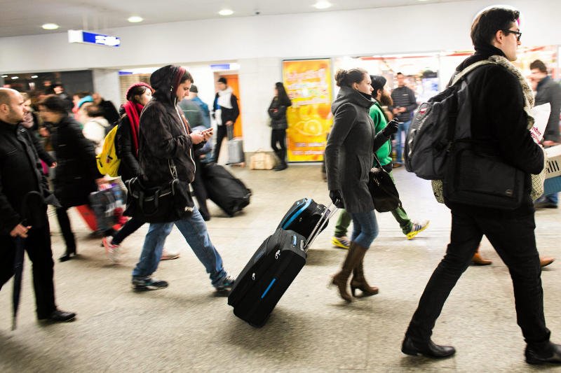 Przed świętami na dworcach jest tłoczno i duszno.