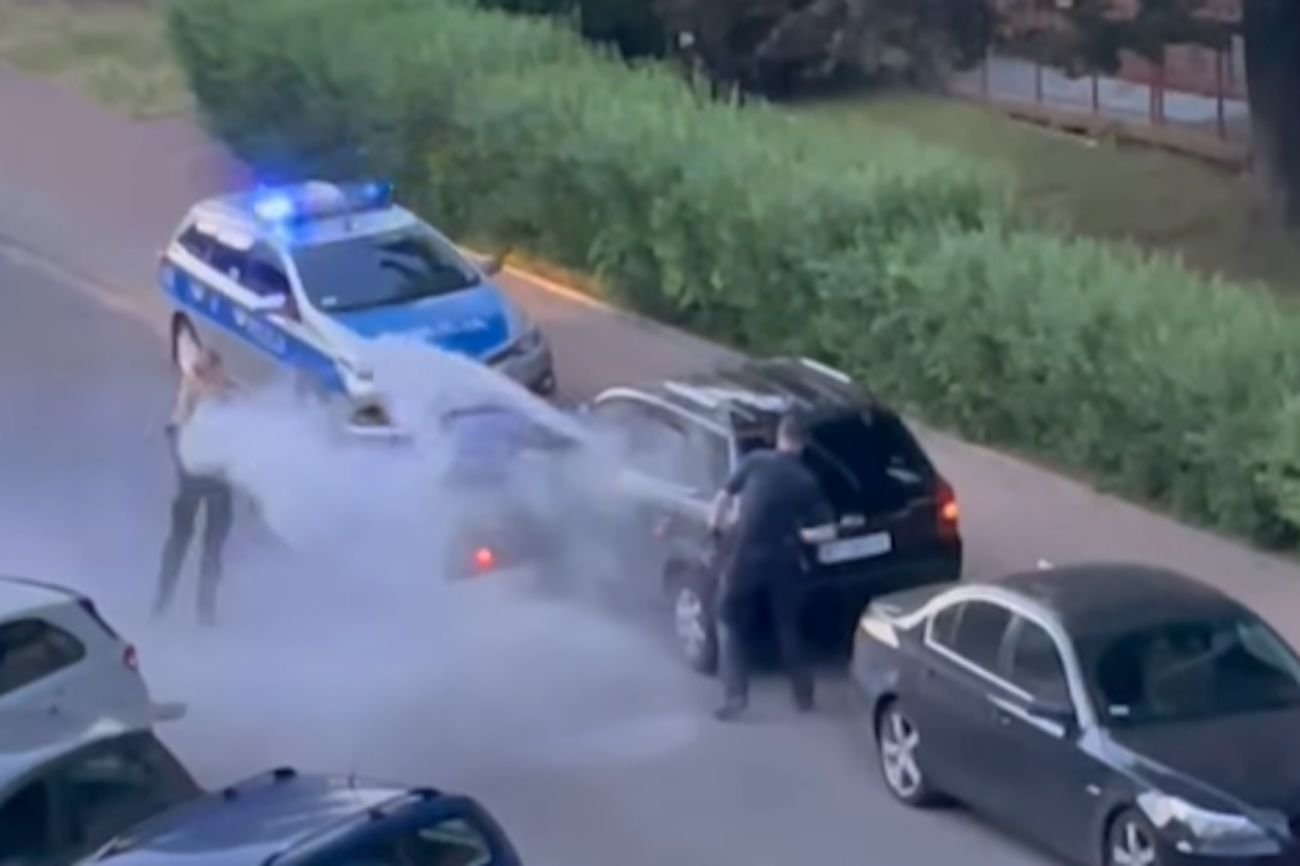 Mężczyzna zaatakował warszawskich policjantów gaśnicą. Obezwładniało go ośmiu funkcjonariuszy