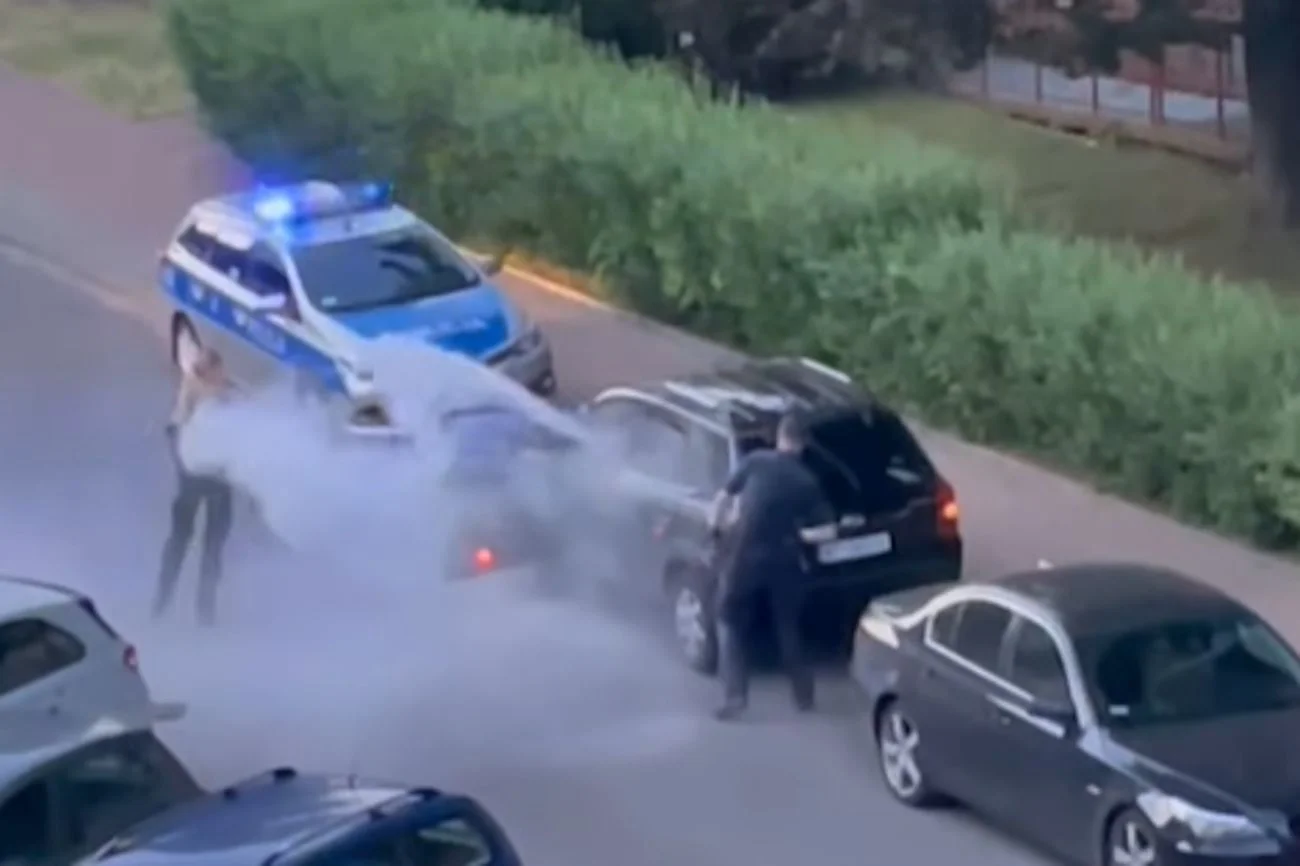 Mężczyzna zaatakował warszawskich policjantów gaśnicą. Obezwładniało go ośmiu funkcjonariuszy