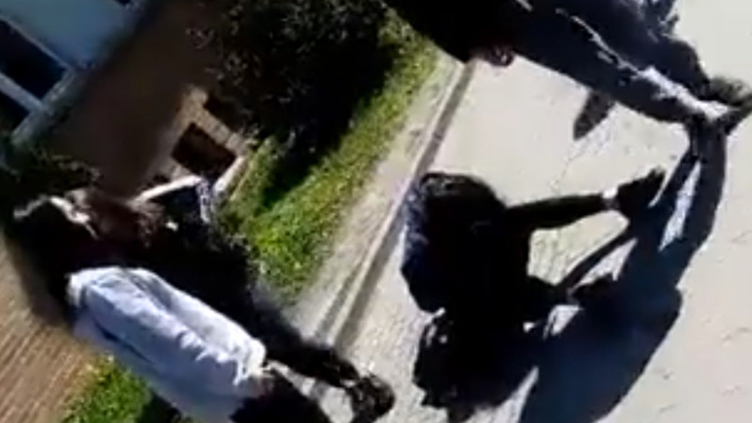Nastolatki przyglądające się katowaniu koleżanki teraz boją się, że same staną się ofiarami agresji.