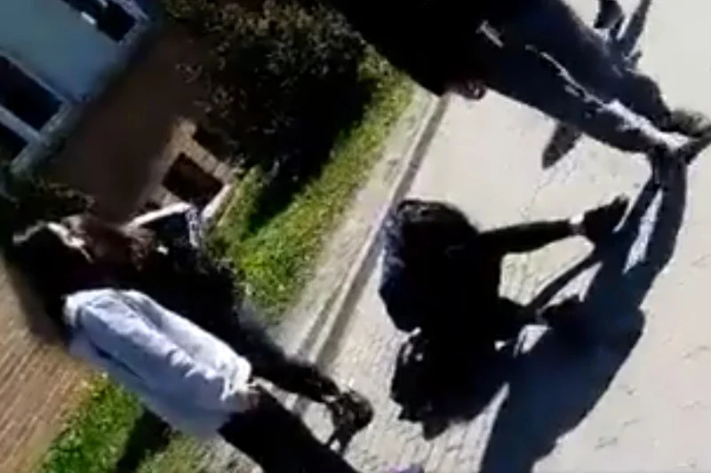 Nastolatki przyglądające się katowaniu koleżanki teraz boją się, że same staną się ofiarami agresji.