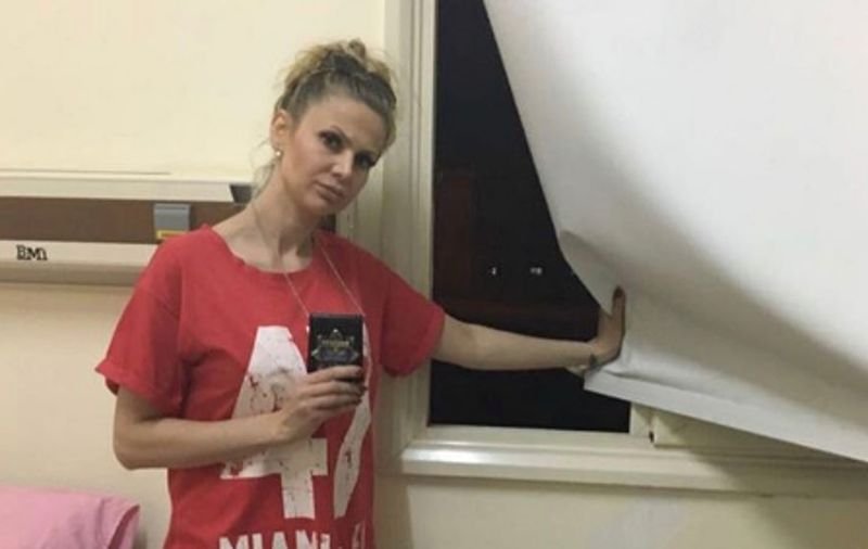 Partnerka Krzysztofa Rutkowskiego pozuje do zdjęcia z oknem, z którego wypadła Magdalena Żuk