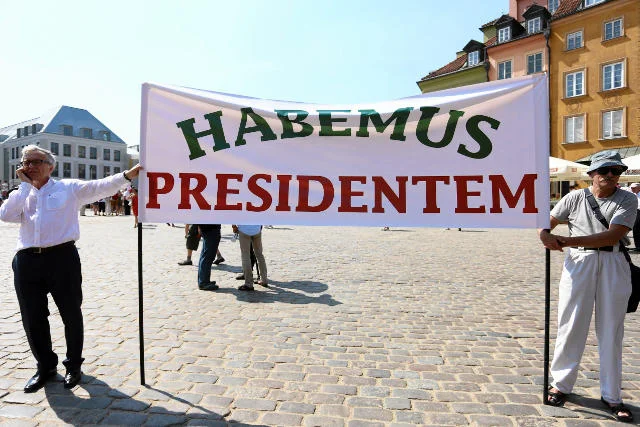 Sympatycy Andrzeja Dudy witali nowego prezydenta transparentem z napisem: "Habemus presidentem"