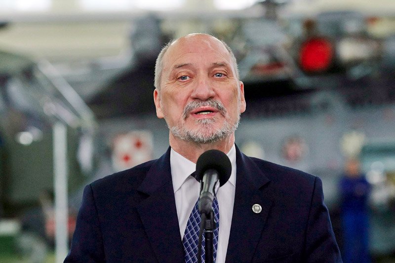 Decyzja Antoniego Macierewicza ws. zerwania umowy na francuskie śmigłowce wielozadaniowe Caracal może Polaków kosztować miliardy.
