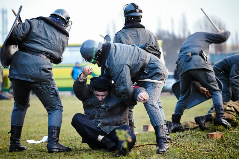 To tylko inscenizacja. Rzeczywistość była znacznie brutalniejsza