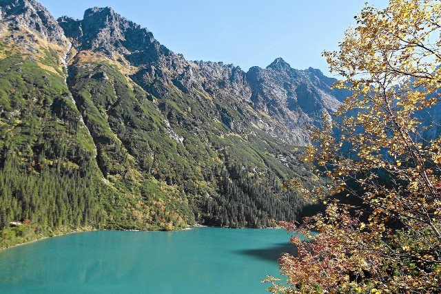 Morskie Oko przyciąga tłumy. Jak się okazuje, przyciąga też wandali...