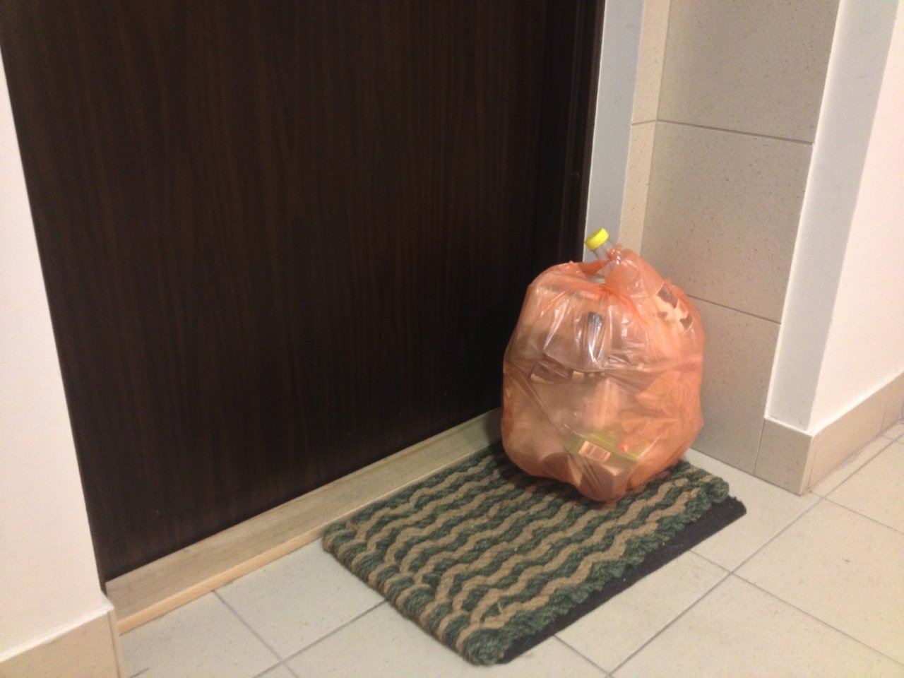 Wystawianie śmieci na klatkę schodową - to zachowanie bardzo nas wkurza.