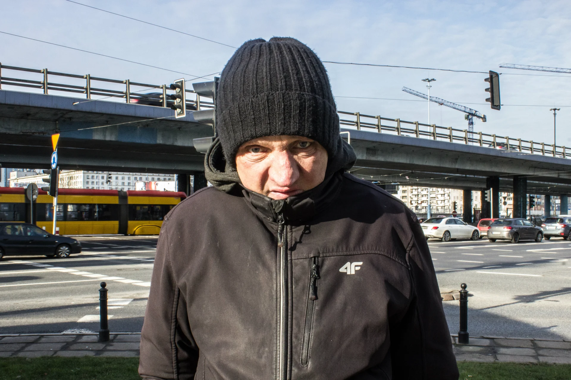 Bezdomny zmuszony do wyciągania puszek za pomocą kija