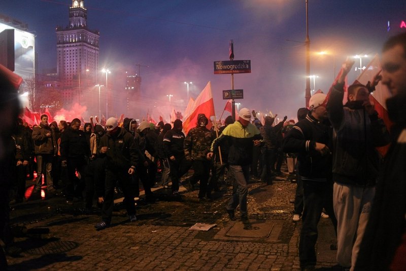 Zamieszki, które wybuchły zaraz po tym, jak Marsz Niepodległości wyruszył z ronda Dmowskiego.