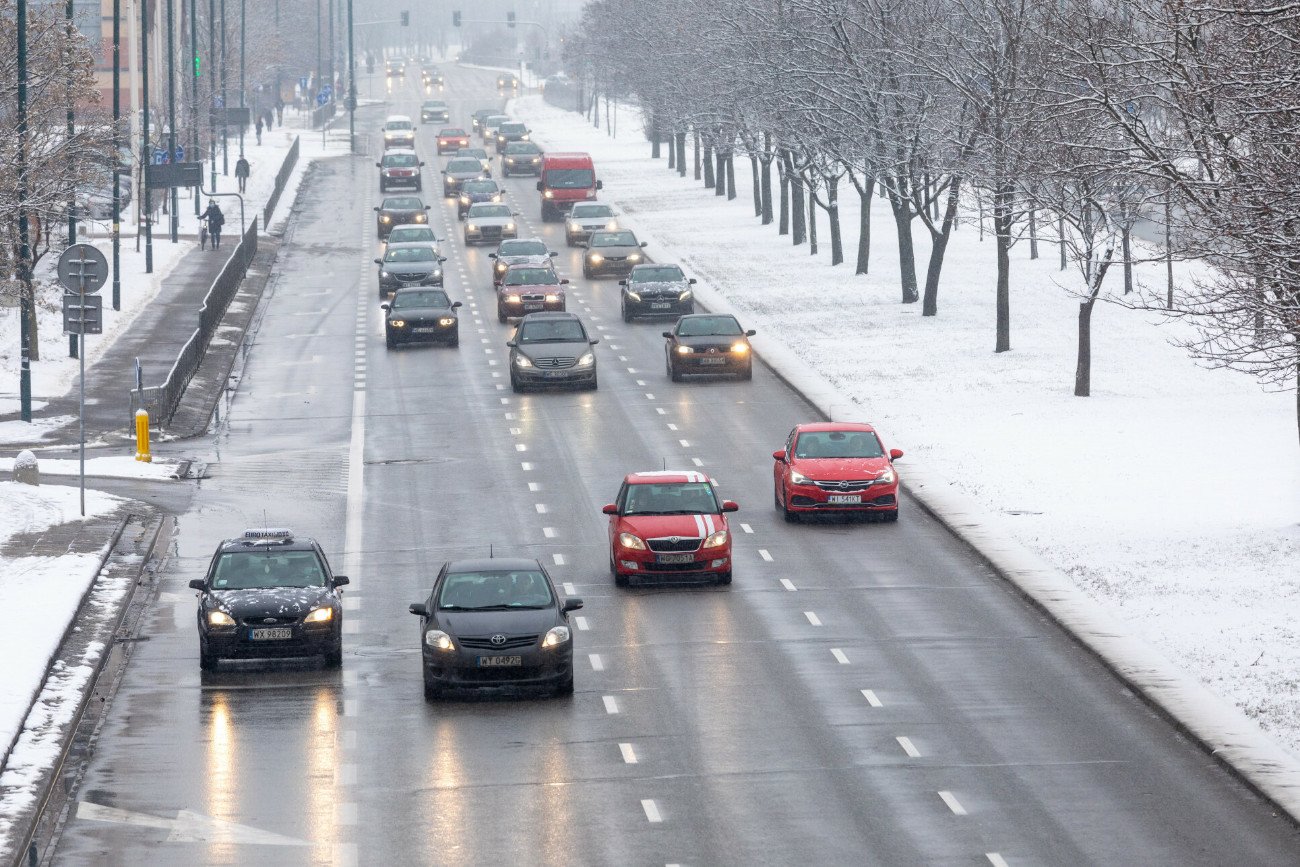 W wielu miejscach drogi zamieniły się w lodowisko. IMGW wydało szereg alertów Alerty IMGW przed oblodzeniem i silnym wiatrem