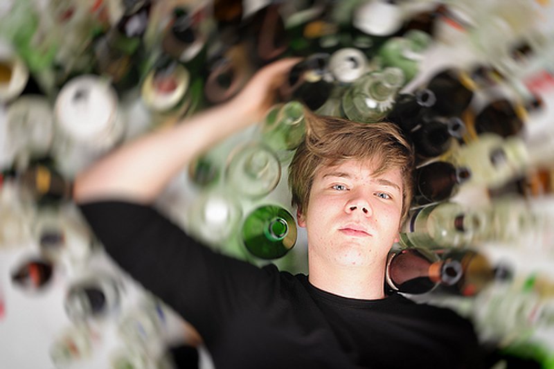 [url=http://www.shutterstock.com/pl/pic-125982872/stock-photo-young-man-with-short-blond-hair-lying-on-the-floor-and-is-surrounded-by-many-empty-beer-and-liquor.html?src=BLOKRaJZyniKMfpVSZxRVQ-1-22]Picie w pracy[/url] nie jest niczym wyjątkowym dla wielu 