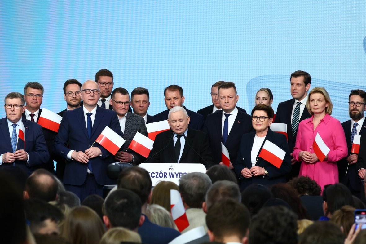 "Kobieta na różowo" obok Kaczyńskiego. Wiemy, kim ona jest.