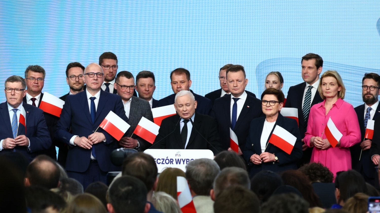 "Kobieta na różowo" obok Kaczyńskiego. Wiemy, kim ona jest.