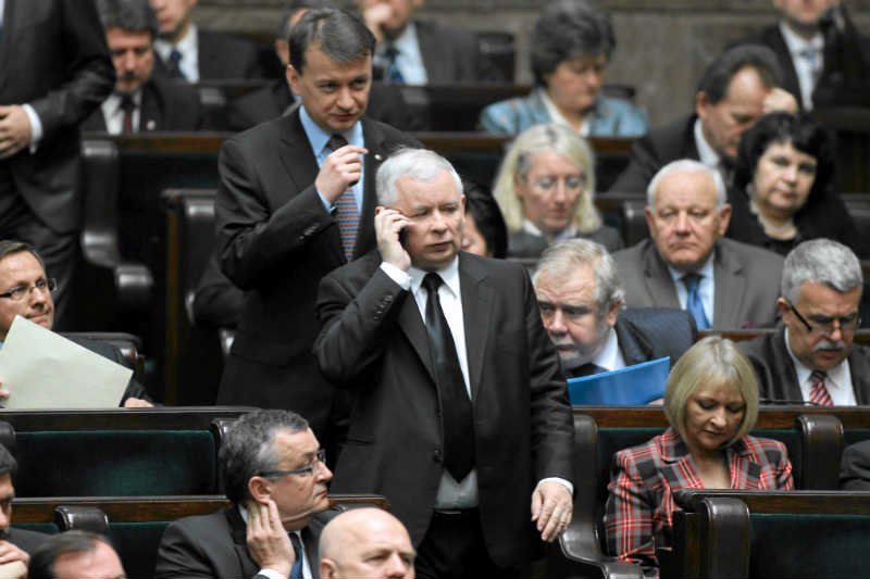 Jarosław Kaczyński nie dymisjonuje Beaty Szydło, bo lubi zarządzać państwem przez telefon.