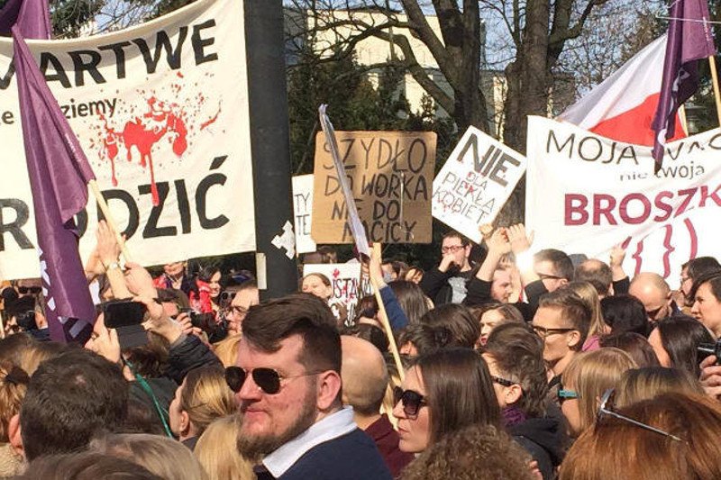 Komisarz Praw Człowieka Rady Europy Nils Muiznieks uważa, że erozja praworządności jest zagrożeniem dla ochrony praw człowieka, w tym praw kobiet, w Polsce.