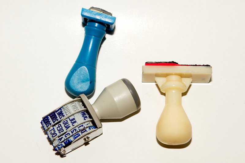 W Urzędzie Miasta Stołecznego Warszawy proces wyrobienia pieczątki trwa od 4 do 5 dni.