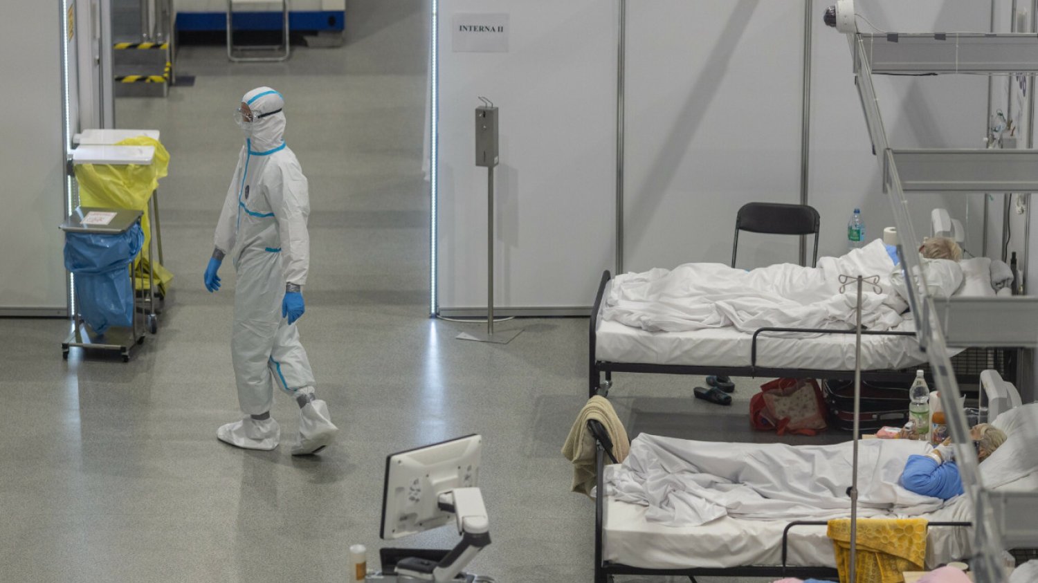 Podczas pandemii COVID-19 szpitale tymczasowe tworzono w różnych miejscach. Pojawiały się nieprawidłowości i nadużycia.