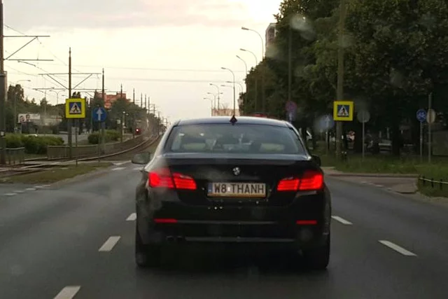 Azjatycki przedsiębiorca w Warszawie - osiąga sukces, kupuje BMW i wstawia wizytówkę na rejestrację.
