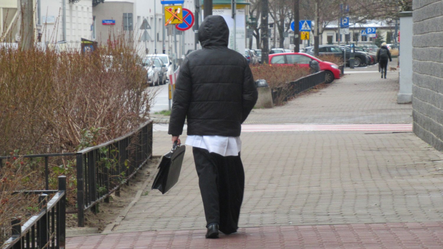 Ksiądz ujawnił, ile dostaje do koperty. Padły konkretne kwoty Ile dać do koperty po kolędzie? Ksiądz ujawnił kwoty