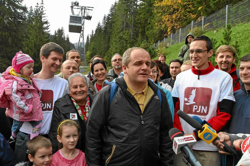 Paweł Kowal, szef partii Polska Jest Najważniejsza, w kampanii wyborczej w 2011 r. często pojawiał się z dziećmi w tle i przekonywał do rozwiązań prorodzinnych. Jednym z pomysłów było 400 zł na każde dziecko.