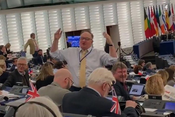 Jacek Saryusz-Wolski dyrygował śpiewami partii Brexit w Parlamencie Europejskim.