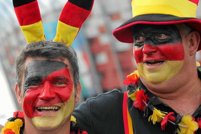 2012: Euro 2012 w Polsce i na Ukrainie stało się międzynarodowym sukcesem. Zadowoleni byli zarówno polscy, jak i zagraniczni kibice.